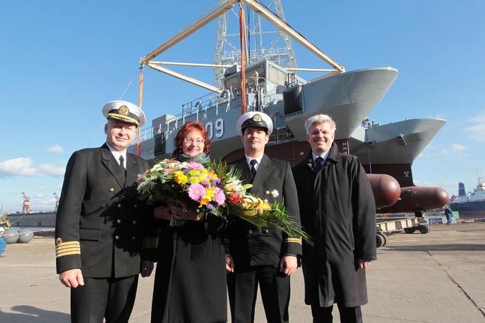 Các quan chức và sỹ quan cấp cao của Latvia tới tham dự lễ hạ thủy